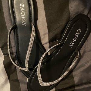 Black sparkly chanclasS🩶🤍🤍🩶🤍🤍🤍PLEASE DM ME BEFORE BUYINGGGGV THANK YOU